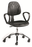 silla industrial fabricada en poliuretano negro con brazos.